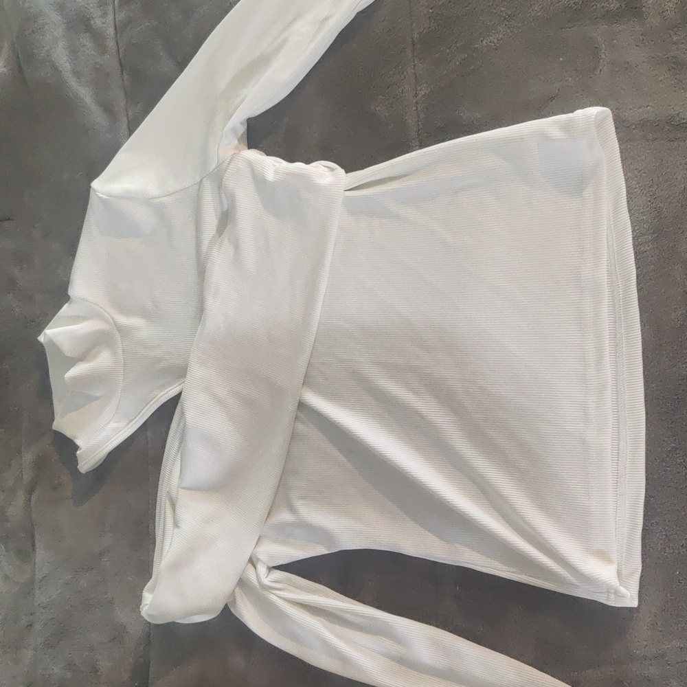 M off shoulder turtle neck off white long sleeve